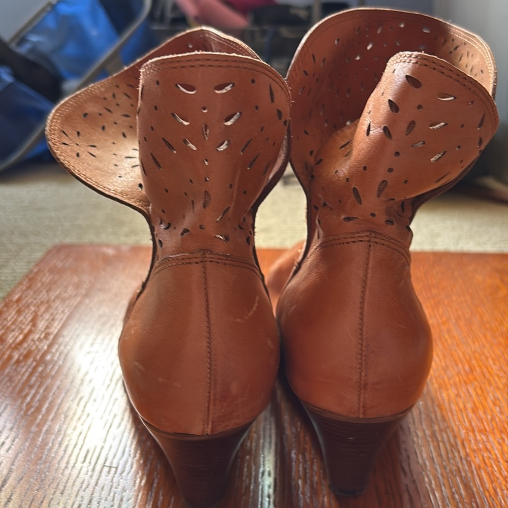 LATIGO leather boots/ankle boots/booties.Size 9M.
Decorative peek a boo leather. - Picture 4 of 8